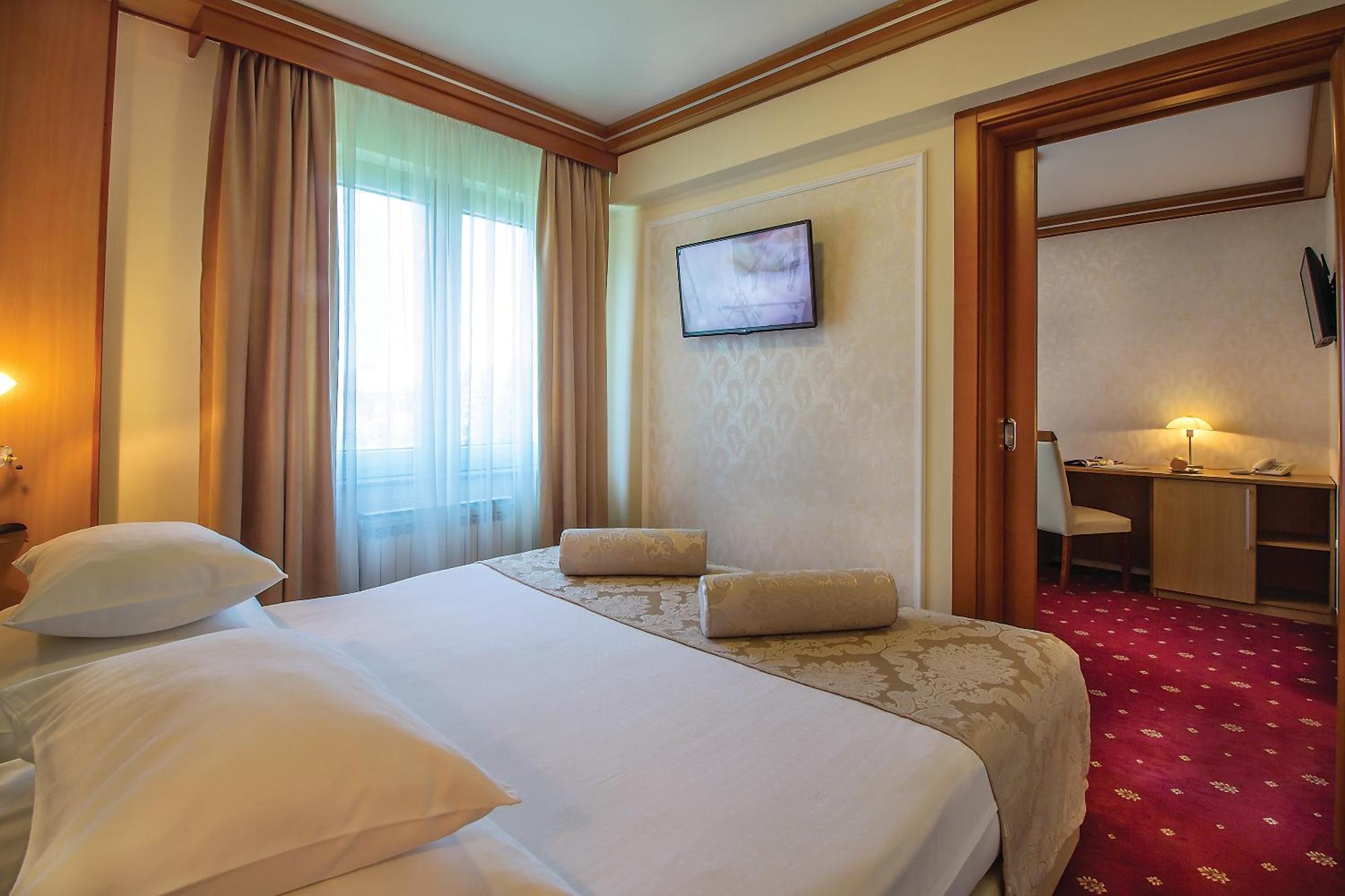 Hotel Cezar באניה לוקה מראה חיצוני תמונה